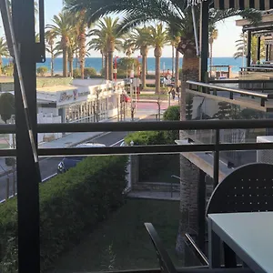 https://salou-1-linia-de-mar-3-baos-3-habwifi-110m2.catalonia-hotels.com